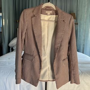 Beautiful houndstooth style fitted blazer from H&M. Size 6.